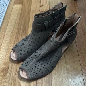 NWT Earth size 11 Booties
